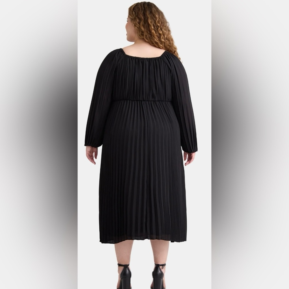 Elegant Black Pleated Dress - Picture 4 of 4
